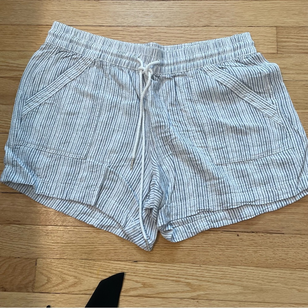 St. John’s bay pull on shorts L